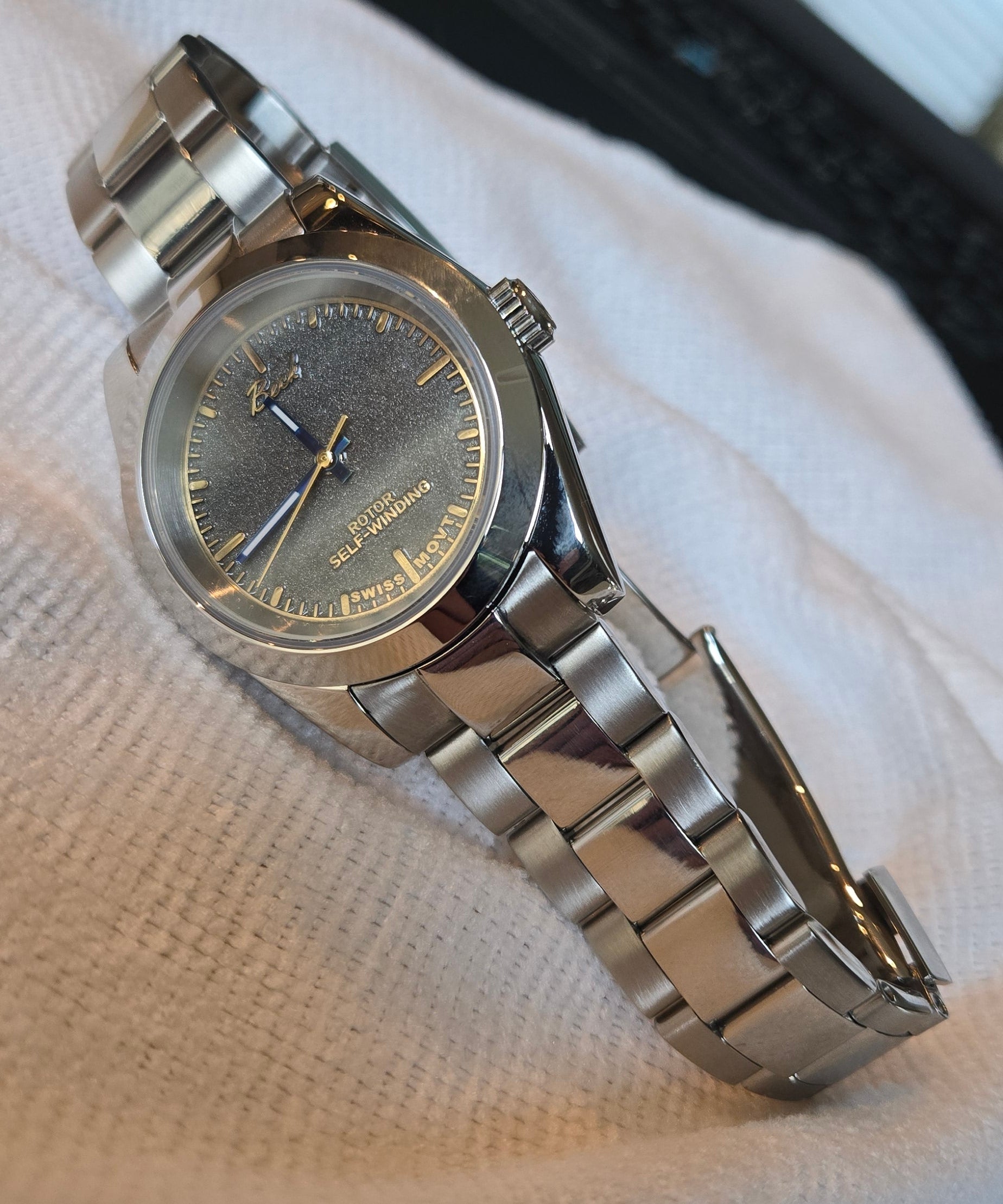 Beck Astra Solar Ash 25140 – Pearl Achatgrau dial, Gold indices, slanted bezel, three-link bracelet, Sellita SW200 automatic movement $1,050.00